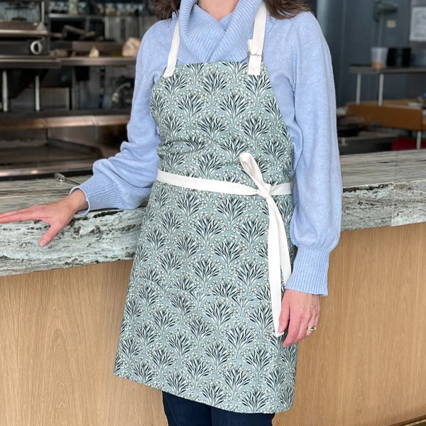New Wing Studio- Adult Apron Cyndi's Centerpiece